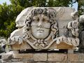 Одно из скульптурных изображений, предположительно, Медузы Горгоны
