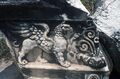 Одно из скульптурных изображений грифонов
