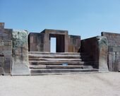 1003-Puerta_y_escalinata_del_templo_Kalasasaya_Tiwanaku_Bolivia.jpg