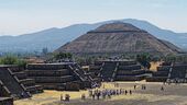 1009-2020-02-11_Teotihuacan_la_Avenida_de_los_Muertos_y_la_Pirámide_del_Sol.jpg